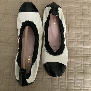 BLACK AND WHITE LEATHER STRETCH HEEL BALLET FLATS FROM THE SHOE BOX NEW YORK 38